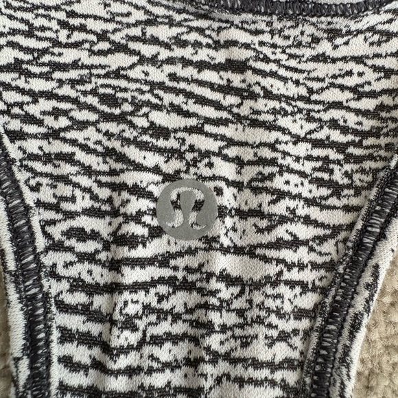 Lululemon essential tank pleated size 4 EUC - Picture 5 of 5